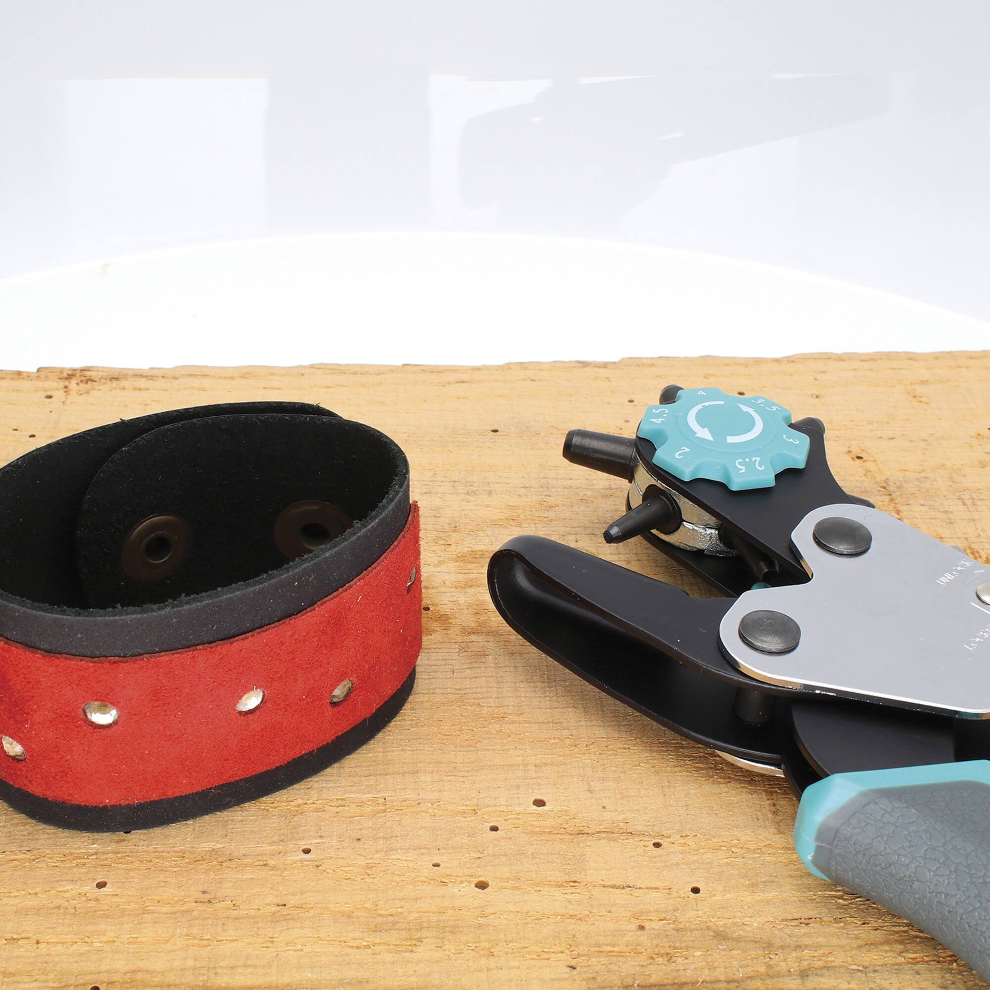 The Beadsmith® Rotating Leather Hole Punch